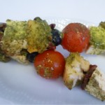 Brochetas de queso feta al pesto