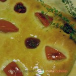 Focaccia de tomate, sambal oelek y tomillo