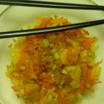 Ensalada oriental de arroz y pollo con crujiente