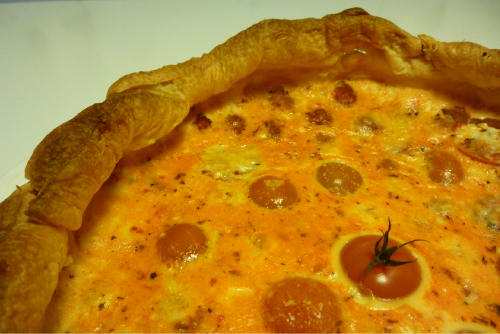 Quiche de salchichas y tomatitos cherry