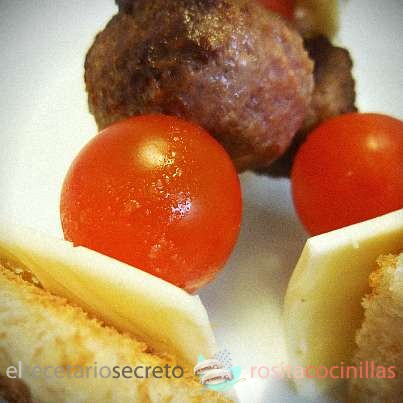 minihamburguesas en brocheta
