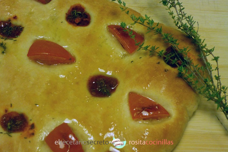 focaccia de tomate, sambal oelek y tomillo
